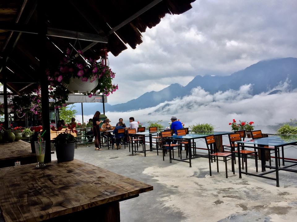 Top-5-cafes-with-the-beautiful-views-overlooking-Mường-Hoa-valley-in-Sapa-1