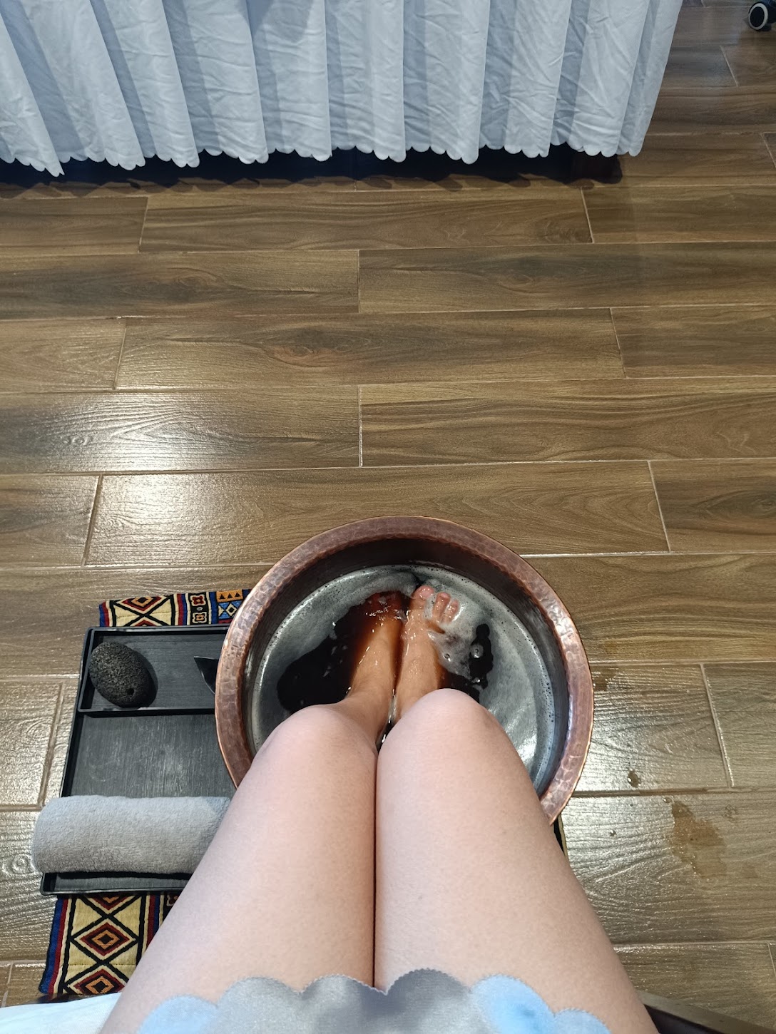 Ngâm chân trước khi massage 